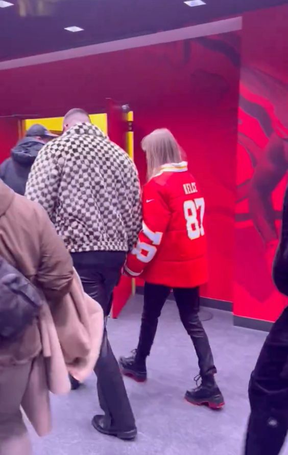 Taylor Swift shows her support by accessorizing with Travis Kelce's jersey number 87. Discover how this endearing gesture highlights her fandom and their relationship. #TaylorSwift #TravisKelce #FangirlMoments